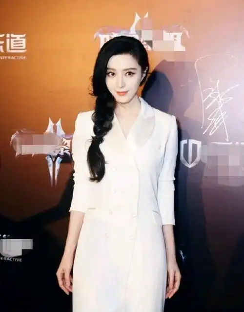 39岁的范冰冰穿搭很高级,身穿白色西装裙搭配高跟鞋,这气质绝了|裙摆