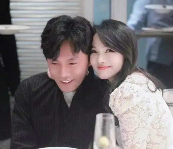 时辰已到事实证明娶了大自己十岁伊能静的秦昊结局早已注定