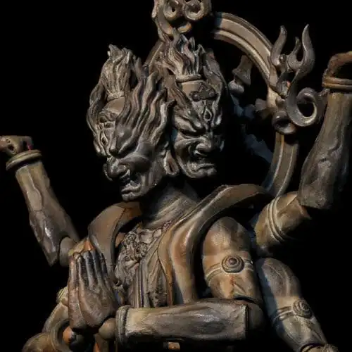 在佛教中是六道之一,阿修罗男,身形丑恶;阿修罗女,端正美貌.