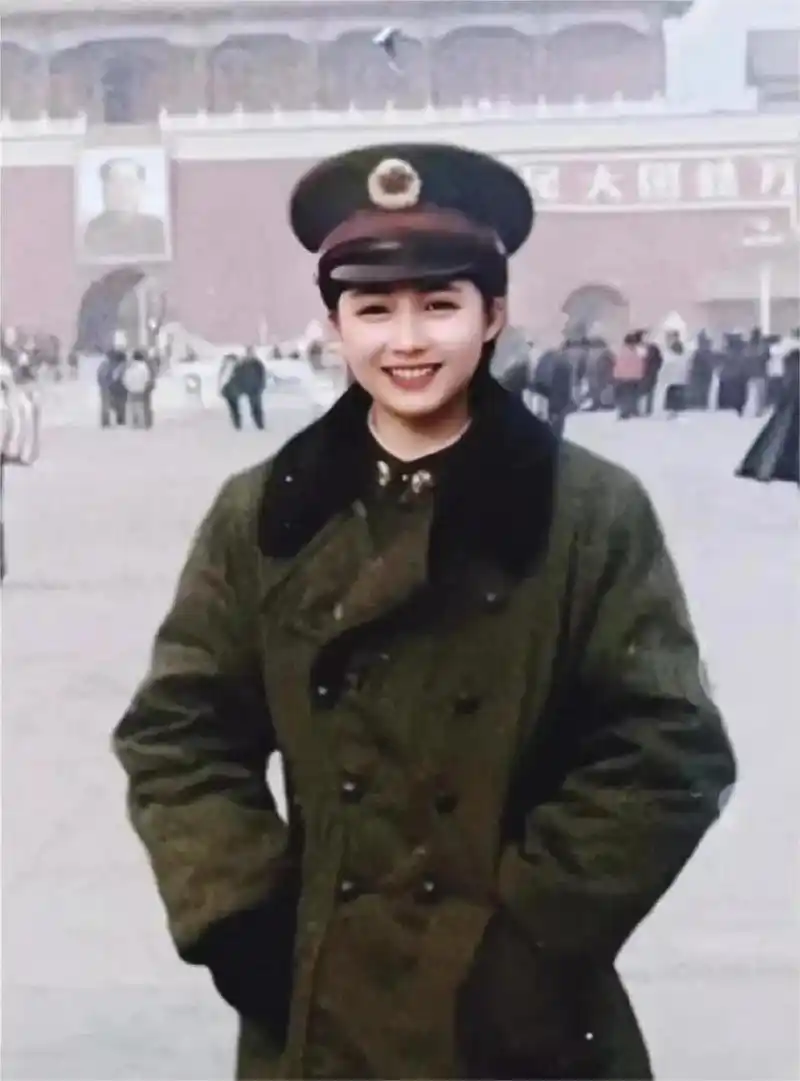 90年代,一位青春靓丽的女兵在天安门广场前的留影,照片中这位女兵穿着