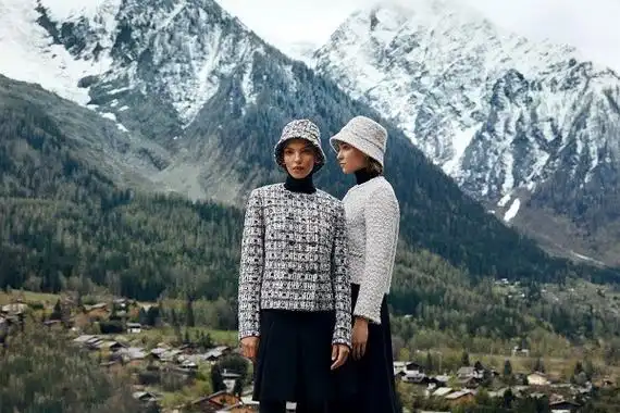 ports宝姿2024秋冬女装系列,以巍峨的阿尔卑斯为叙事背景,自无垠自然