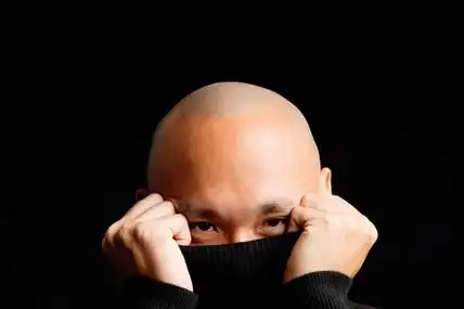 剃光头的男人照片