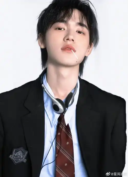 宋亚轩美式证件照