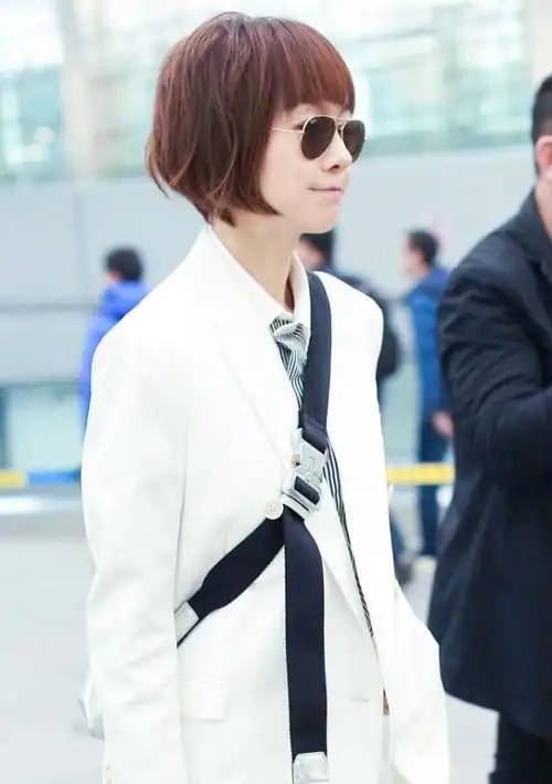 陈鲁豫一袭白衣亮相有仙气楚楚动人