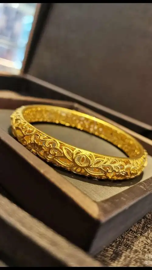 信誉楼老凤祥黄金手镯展开始啦!