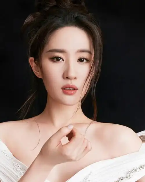 身穿白色高定礼服亮相,化身优雅贵气的白天鹅～06#刘亦菲高定白裙