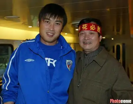 图文申花游黄浦江壮行中超虞伟亮和球迷合影