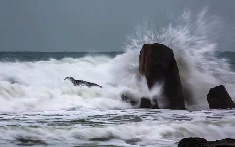 日月湾的礁石海浪 - 美篇
