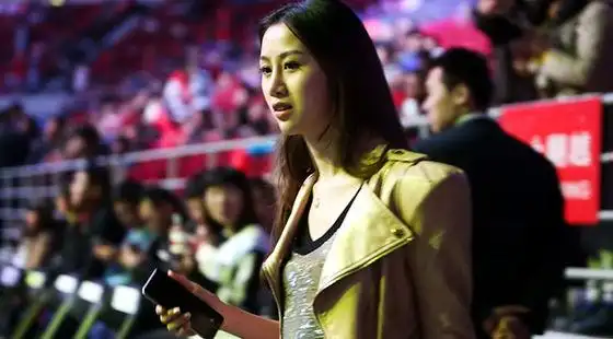 孙悦爱妻陈露场边观战 着装清爽显女神范