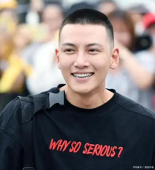 从长度来说,分为中长发,短发,从发型来说,主要分为飞机头,寸头,背头