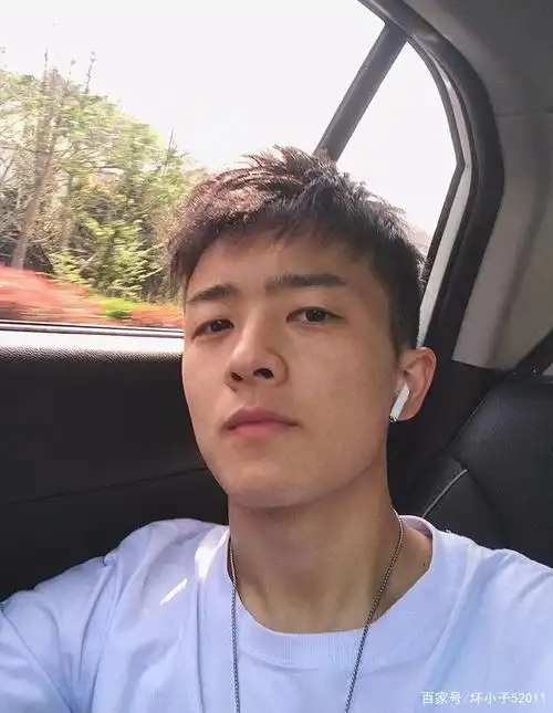 22岁身高180cm网红男孩有点像现男友呢