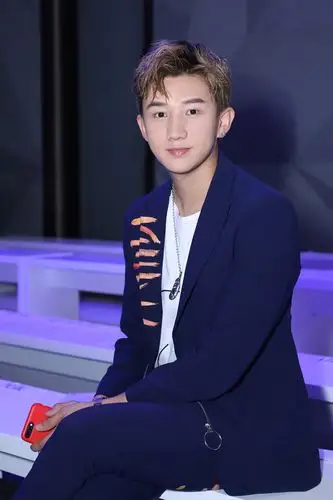 梁振伦受邀出席esmod大秀 蓝色西服尽显绅士格调