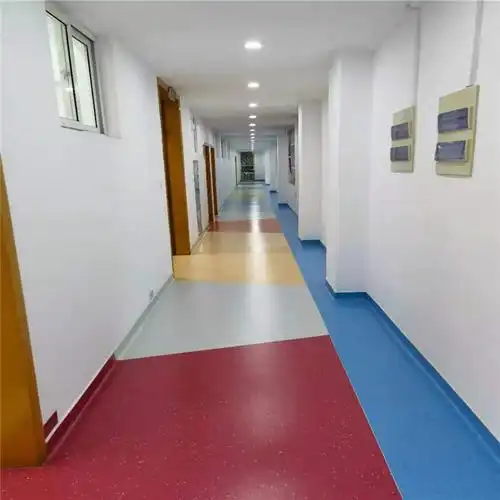 pvc地板是当今世界上非常流行的一种新型轻体地面装饰材料,也称为"轻