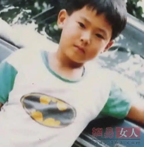 郑允浩初中毕业照