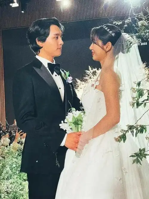 承包了韩剧女主角的"男神收割机",朴信惠结婚了_星话题_名流派对频道_