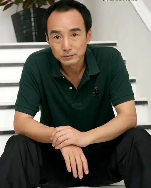 他是资深老戏骨,出道31年戏好人不红,如今62岁仍气场十足