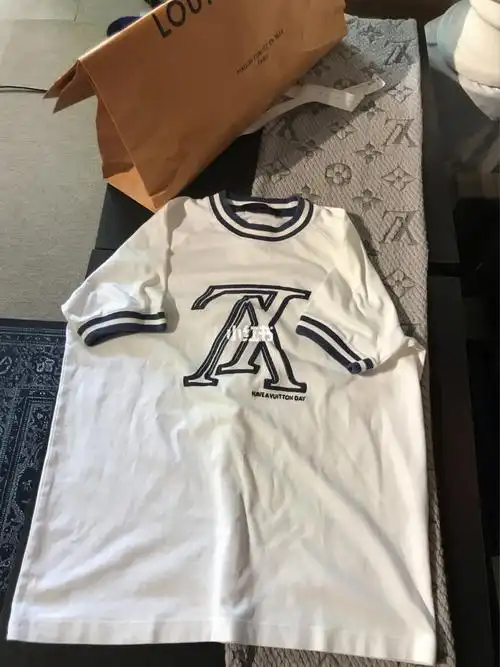 lv刺绣倒v短袖白t路易威登短袖logo倒vt恤