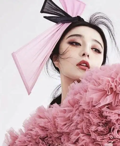 范冰冰粉色糖果裙登上时尚芭莎封面