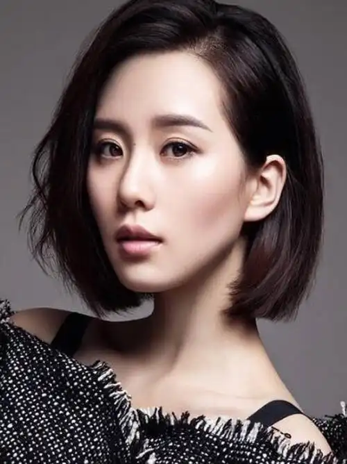 菱形脸是脸型的一种,又名钻石脸,具体的面部特征是太阳穴凹陷,颧骨较