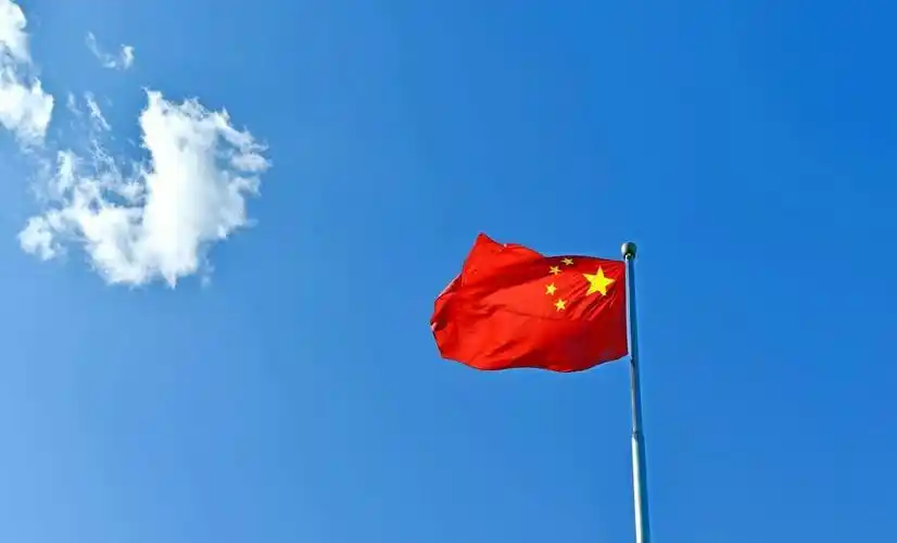 组织全园幼儿,教师开展"升国旗"仪式.