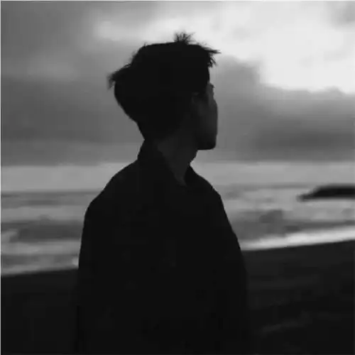 忧郁伤感有点茫然又有点无畏,眼神充满魅力的禁欲系男生真人头像图片