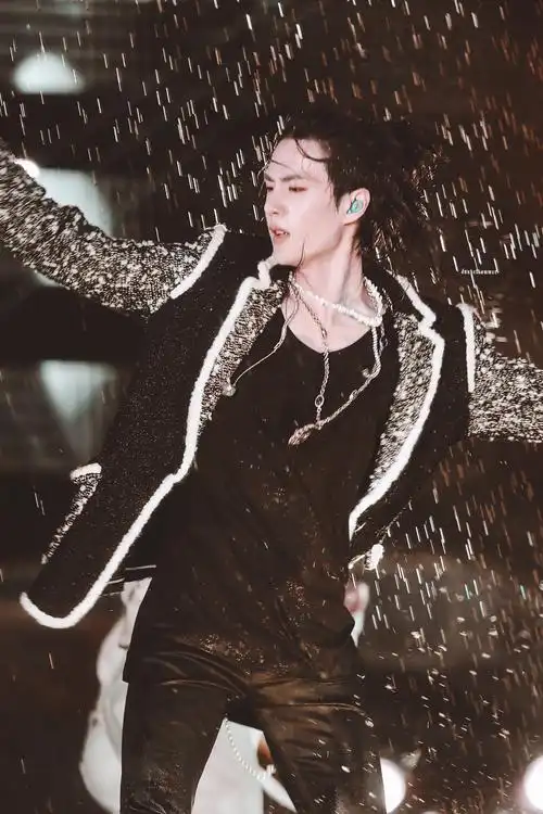 191231 湖南卫视跨年演唱会《无感》舞台 @uniq-王一博 cr:logo