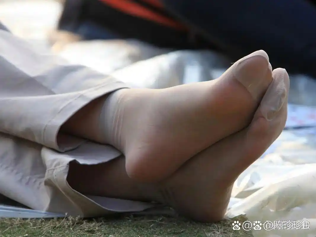 公园里的美女臭脚丫