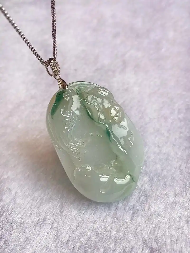 翡翠喜上眉梢挂坠的寓意,也可以理解成喜鹊登枝头.中 - 抖音