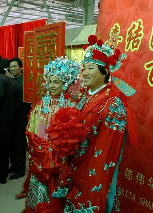 中国小伙娶印度美女为妻印度新娘面对这婚礼场面不知所措