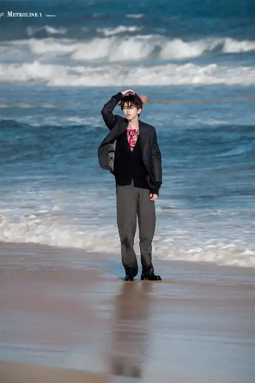 蔡徐坤超话#gq盛典男明星海边氛围感大片#是谁在偷偷可爱@蔡徐坤