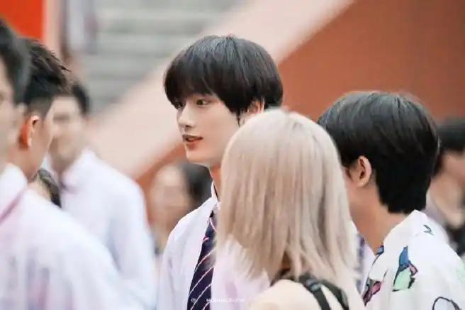 丁程鑫高中毕业照