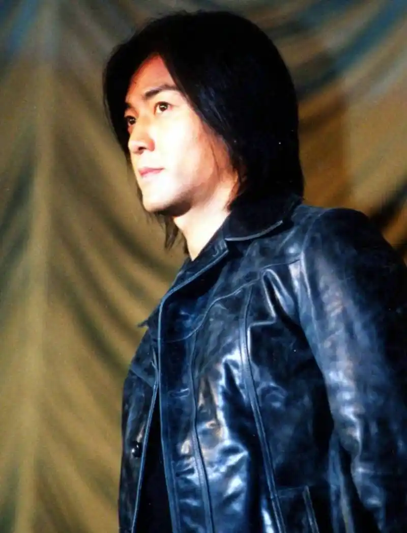 《古惑仔》中,陈浩南没什么钱,为什么能买得起跑车呢?