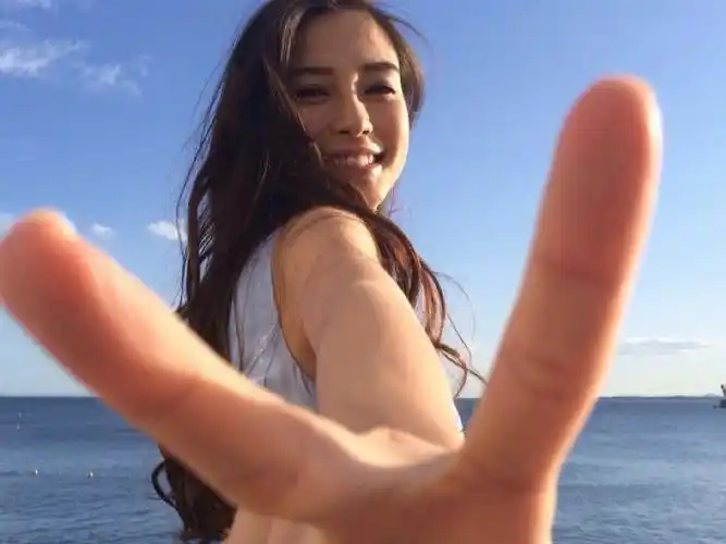 来看看小鼻的无敌剪刀手吧✌angelababy