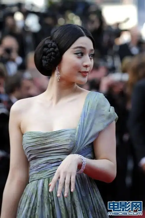 范冰冰中国风盘头似蝴蝶妹