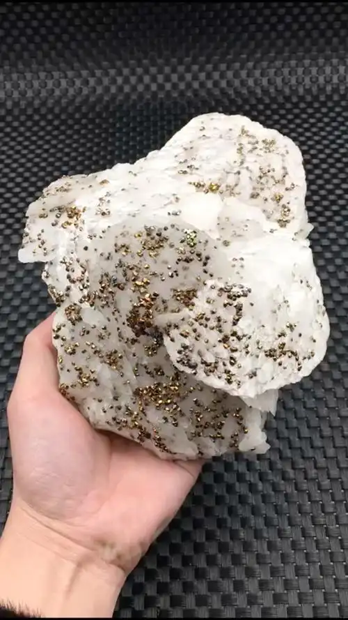 天然方解石花,表面覆盖了许许多多的黄铁矿小颗粒结晶体带有七彩效应