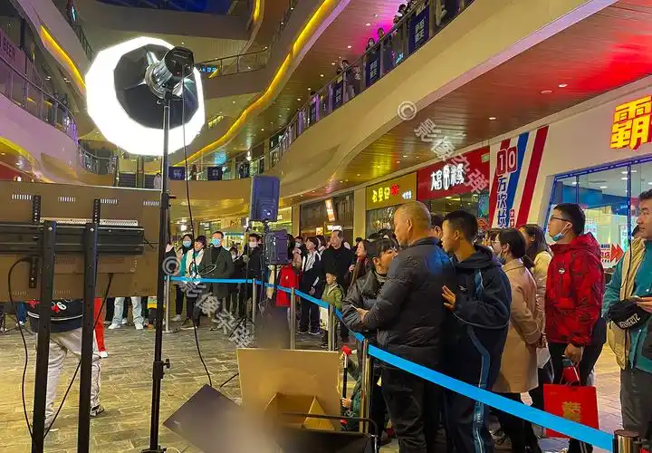 长沙街头网红户外直播现场人气爆棚被围得水泄不通