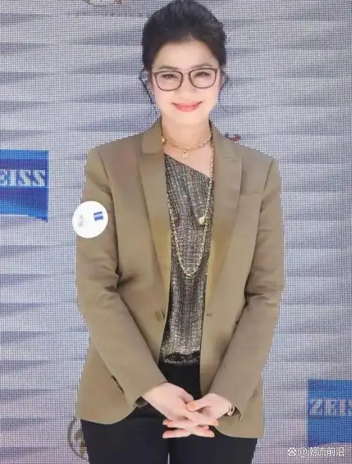 钟楚红才是真"不老妖精"!奶奶年纪穿黄夹克配丸子头,穿成24岁