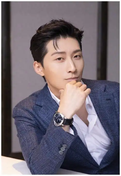 窦骁身穿蓝色西装外套干净内敛利落有型的身姿更添魅力