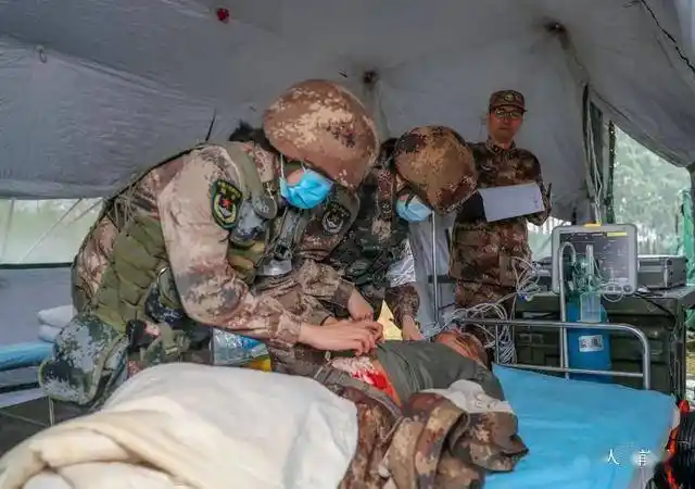 卫勤官兵对"伤员"贯穿伤进行处理官兵对伤员"伤口"进行包扎.