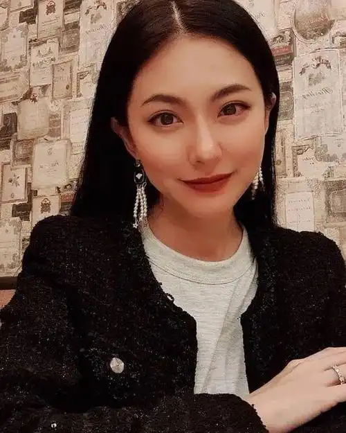 恭喜38岁向佐前女友黄婉佩宣布怀二胎离婚后再嫁富商住豪宅