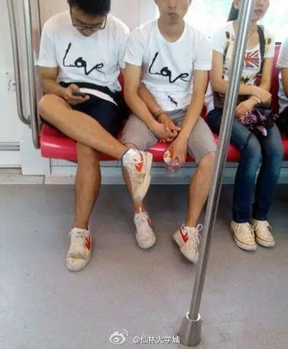 仙林大学城的童鞋们逆天了啊,有木有!看来举着牌子的大妈没有白