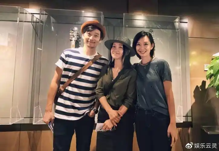 满江的妻子郭月除了是一位画家,也曾做过歌手.