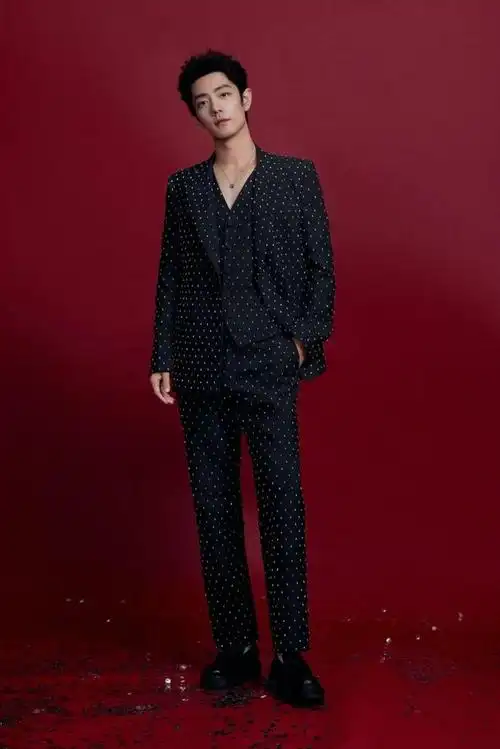 肖战的颜值不必讲了吧?今天我们来分析下他的衣品是几分!