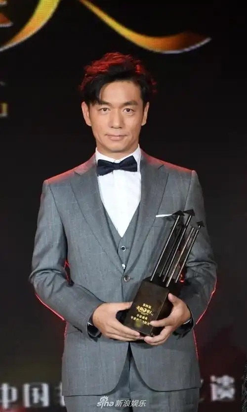 实力派演员邢佳栋以一身修身灰色三件套西装登上红毯,立刻引起现场