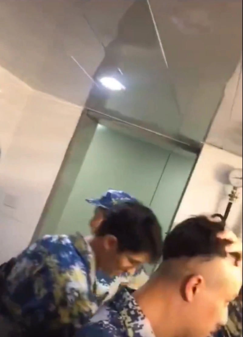 组图:刘昊然军训时期生活照曝光 穿迷彩服照镜子侧颜"鲨"人