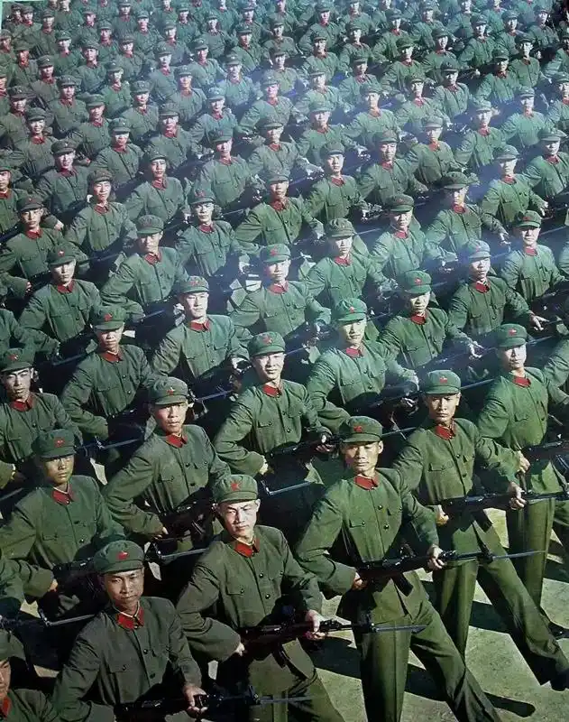 "的确良"军服:上世纪七八十年代中国人的集体记忆