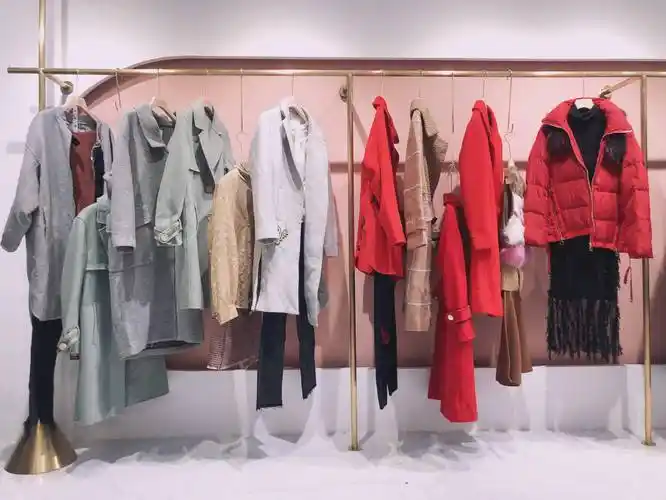 品牌折扣女装服饰店铺陈列如何做