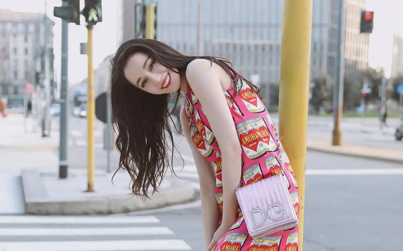 迪丽热巴性感街拍高清桌面壁纸高清大图预览1920x1200_美女壁纸下载