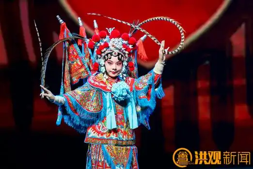 自3岁起接触京剧,主攻武旦,刀马旦,先后获全国幼儿组,少儿组,少年组"