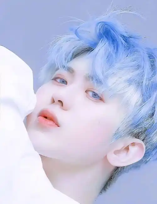 还有一张是蔡徐坤穿着蓝色的西装,手